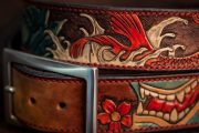 détail d'une ceinture gravée en cuir