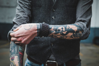 bracelet cuir noir cafe racer homme tatoué