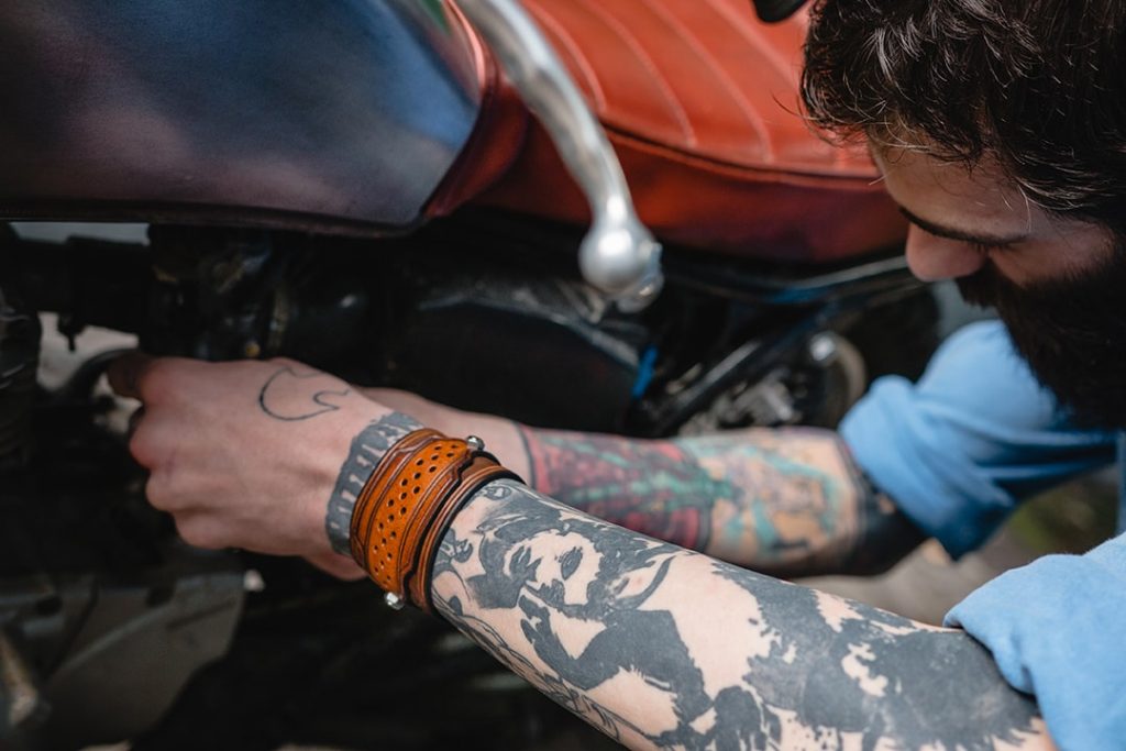 bracelet homme en cuir et moto